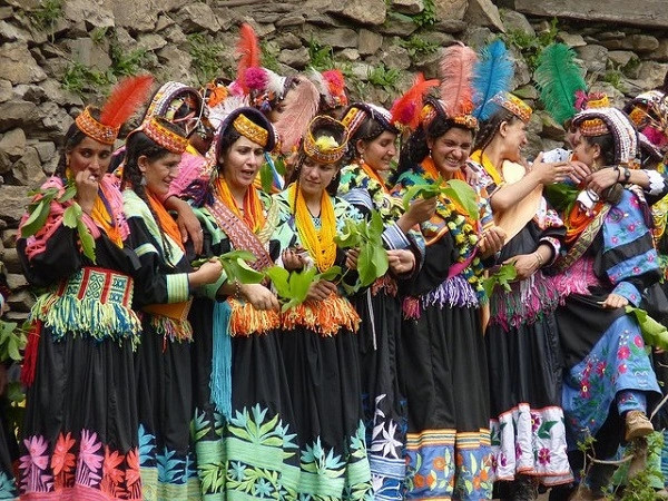 Mặc dù sống trong khu vực Hồi giáo chiếm đa số nhưng những người dân Kalasha không theo tôn giáo này, vì vậy lễ hội của họ cũng mang bản sắc rất khác so với các lễ hội ở Pakistan.