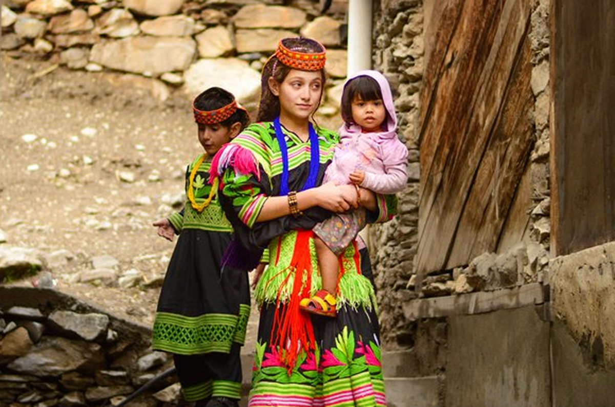 “Chúng tôi chọn chồng của chúng tôi. Nếu họ đối xử không tốt với chúng tôi hay không chịu làm việc, chúng tôi có thể bỏ đi và tìm một người chồng mới”, một cô gái thuộc bộ tộc Kalash từng chia sẻ.