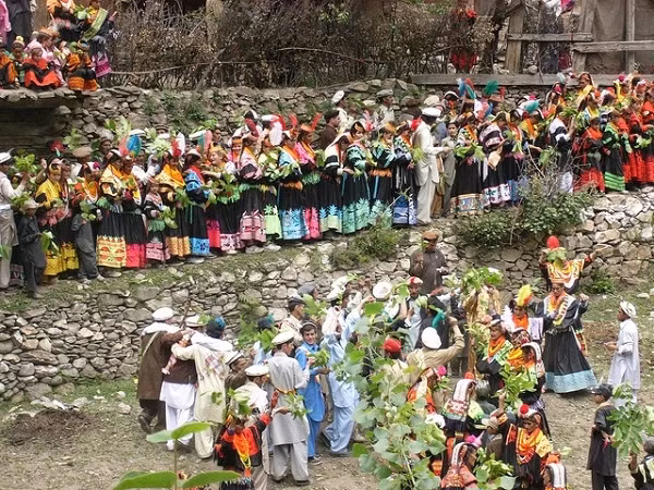 Những ngày nghỉ lễ tết là một phần không thể thiếu được trong đời sống của người Kalasha vì trong dịp này, các cô gái sẽ thể hiện những điệu hát, nhảy tập thể vô cùng hào hứng.