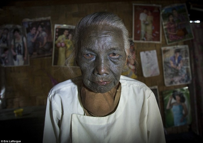 Cụ bà Pa Late phải mất 3 ngày mới xăm thành công gương mặt toàn màu đen.