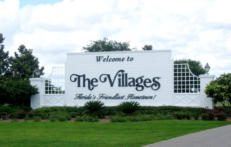 The Villages ở bang Florida (Mỹ) là một trong những thị trấn kỳ lạ nhất hành tinh. Theo List25, thị trấn này cấm những người dưới 19 tuổi, còn những người trên 19 tuổi bắt buộc phải ở cùng một người lớn (trên 55 tuổi) mới được sinh sống tại thị trấn này, nếu không họ buộc phải chuyển đến nơi khác.