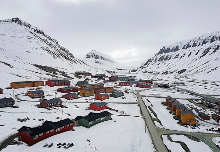 Thành phố Svalbard lạnh lẽo nhưng xinh đẹp ở Na Uy. Tại thị trấn này, người dân không được phép chết và chôn cất thi thể bởi như vậy là vi phạm pháp luật. Nền nhiệt ở đây xuống thấp đến mức khiến thi thể không thể phân hủy.
