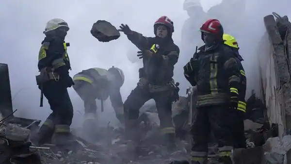 Các nhân viên cứu hộ cho biết họ đã nghe thấy tiếng người la hét cầu cứu từ bên dưới đống đổ nát của khu chung cư 9 tầng. Ảnh: AP.