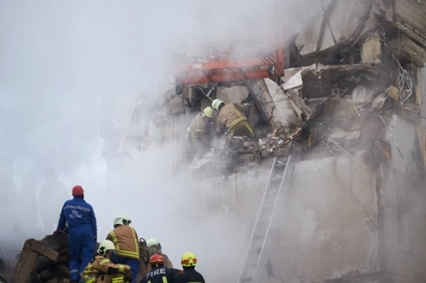 Ông Valentyn Reznichenko, tỉnh trưởng Dnipro, miền trung Ukraine, ngày 15/1, cho hay tòa chung cư trong thành phố Dnipro, thủ phủ tỉnh cùng tên, bị đổ sập một phần sau khi trúng tên lửa Nga vào tối 14/1. Ảnh: Getty.