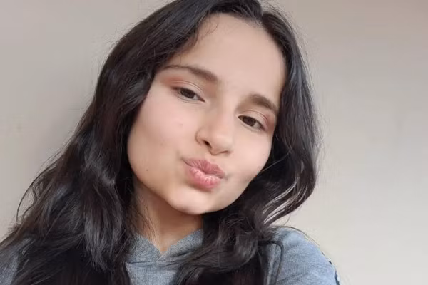 Tho dau ra cua so xe buyt, nu sinh 13 tuoi thiet mang