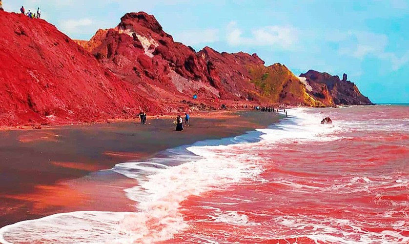 Vùng biển đỏ Hormuz (Iran): Bờ biển tại đảo Hormuz nổi tiếng với bờ cát trải dài đều là màu đỏ và đen, còn nước biển thì đỏ lừ như máu. Bãi biển có màu đỏ là do chất Gelack chảy ra từ một ngọn núi giàu đất oxit đỏ gần bờ biển.