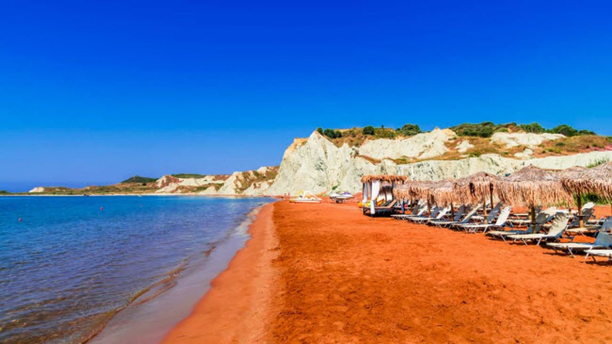 Bãi biển Xi, Hi Lạp: Bãi biển nằm trên hòn đảo Kefalonia nổi tiếng với các màu cam sặc sỡ. Nước biển ở đây ấm, nông và sóng nhẹ. Màu hồng của cát tương phản với vách đá màu trắng, tạo nên khung cảnh tuyệt mỹ.