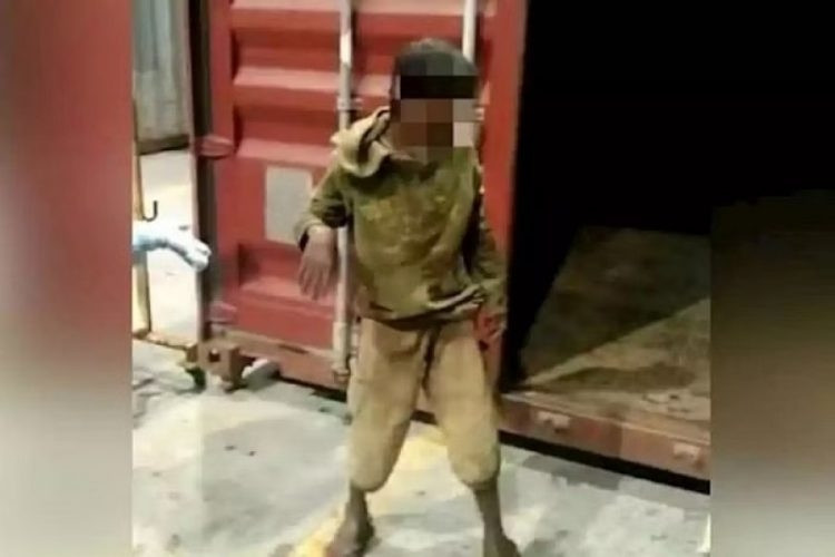 Choi tron tim trong thung container, cau be bi dua ra nuoc ngoai