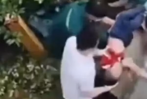 Trung Quoc: Bat chuoc phim hoat hinh, be trai cam o nhay tu tang 26 xuong