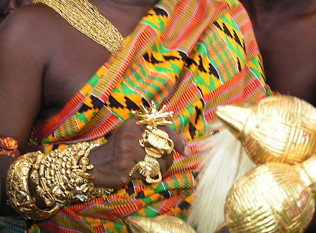 Ghana (nằm ở Tây Phi) là một quốc gia đang phát triển với tỷ lệ hộ nghèo cao nhưng bộ tộc Ashanti lại nổi tiếng với sự "giàu có".