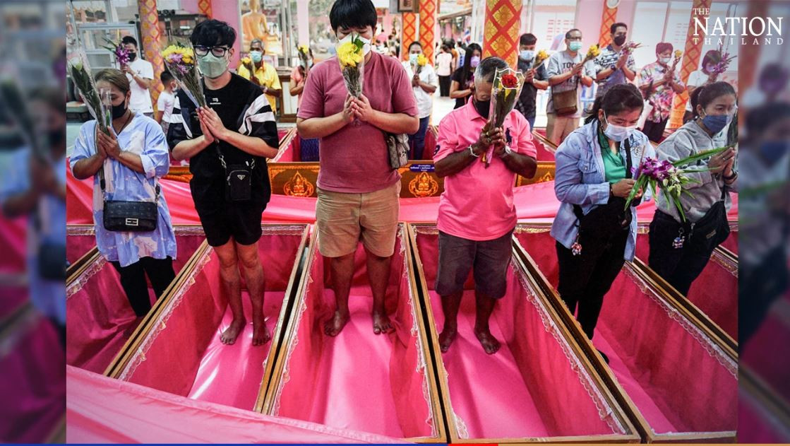 Kỳ lạ nghi lễ nằm trong quan tài đón năm mới ở Thái Lan - Hình 3 Ky la nghi le nam trong quan tai don nam moi o Thai Lan-Hinh-3