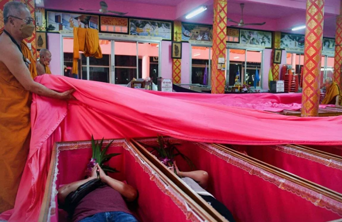 Kỳ lạ nghi lễ nằm trong quan tài đón năm mới ở Thái Lan - Hình 2 Ky la nghi le nam trong quan tai don nam moi o Thai Lan-Hinh-2