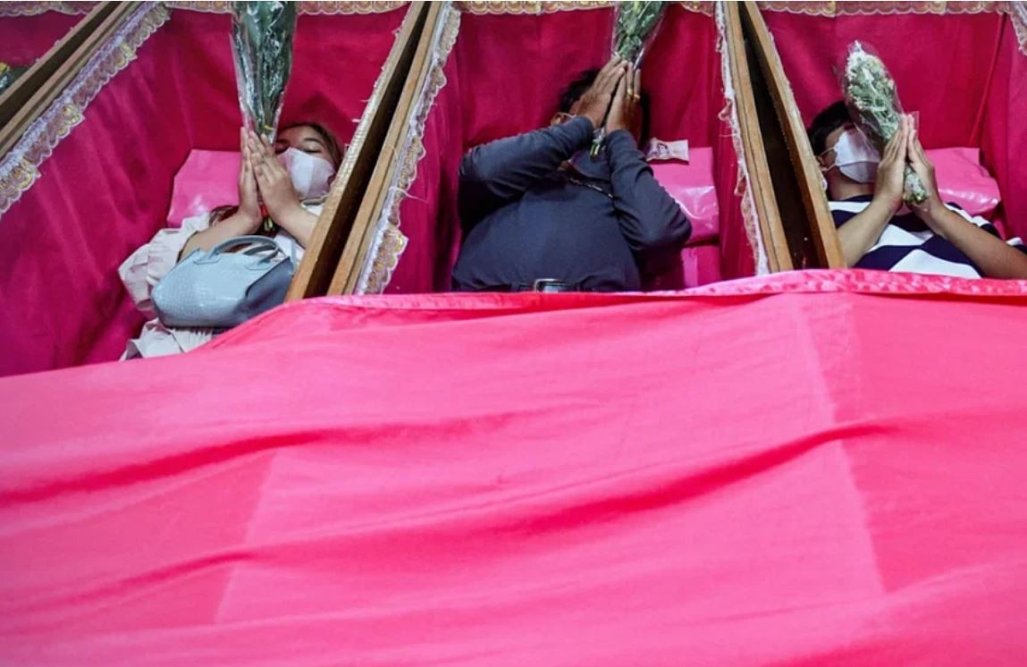 Kỳ lạ nghi lễ nằm trong quan tài đón năm mới ở Thái Lan Ky la nghi le nam trong quan tai don nam moi o Thai Lan