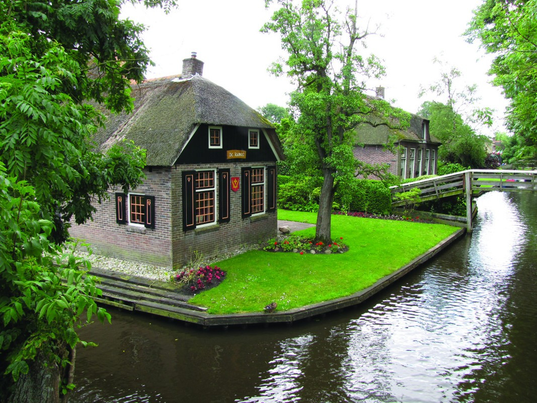 Du lịch làng Giethoorn bạn nên đi vào mùa xuân hoặc mùa hè, lý tưởng nhất là vào tháng 3. Bởi lúc này thì điều kiện thời tiết ở Hà Lan đang ở thời điểm dễ chịu nhất trong năm.