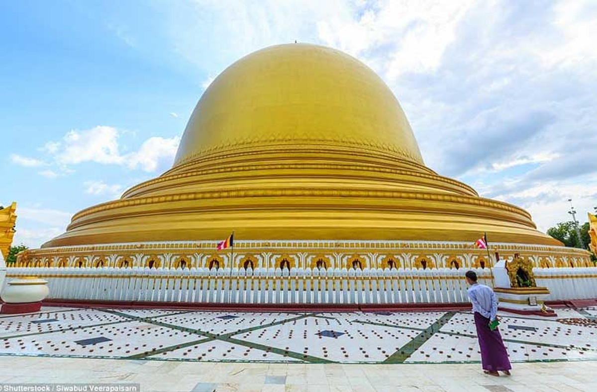 Chùa Kaunghmudaw ở Sagaing, Myanmar. Vua Thalun và con trai đã xây dựng chùa này vào năm 1636.