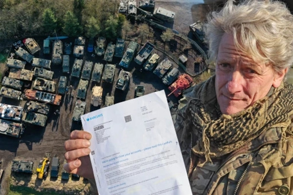 Nguoi dan ong sap bi pha san vi ban xe tang cho Ukraine