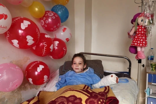 Xot thuong nhung dua tre mo coi duoc cuu song sau dong dat-Hinh-2