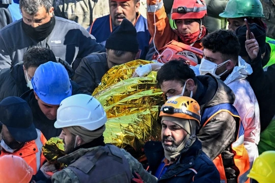 Xot thuong nhung dua tre mo coi duoc cuu song sau dong dat-Hinh-3