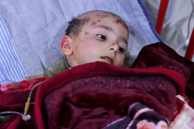 Xot thuong nhung dua tre mo coi duoc cuu song sau dong dat