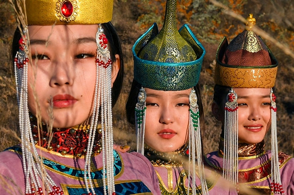 Theo các tính toán khác nhau, Siberia nắm giữ từ một nửa đến hai phần ba lãnh thổ của Nga. Mặc dù thực tế người Nga chiếm đa số dân cư ở vùng Siberia lạnh giá nhưng hàng chục nhóm dân tộc nhỏ khác nhau cũng sống ở đó.