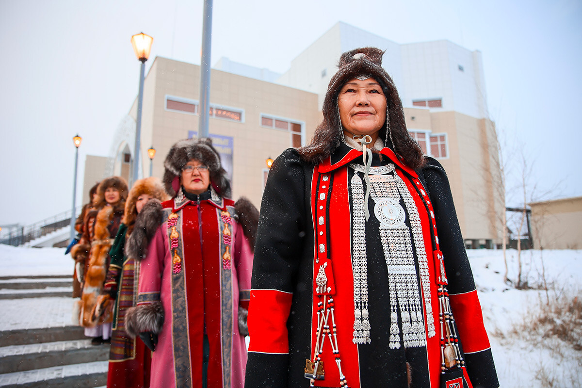Người Yakut: Người Yakut hay còn gọi là người Sakha, chiếm đông đảo nhất trong các nhóm dân tộc ở Siberia. Theo dữ liệu năm 2021, dân số của họ là 478.000 người (466.000 trong số đó sống ở Yakutia). Họ có ngôn ngữ riêng, sử thi riêng, truyền thống riêng và thậm chí cả nền điện ảnh của riêng họ.