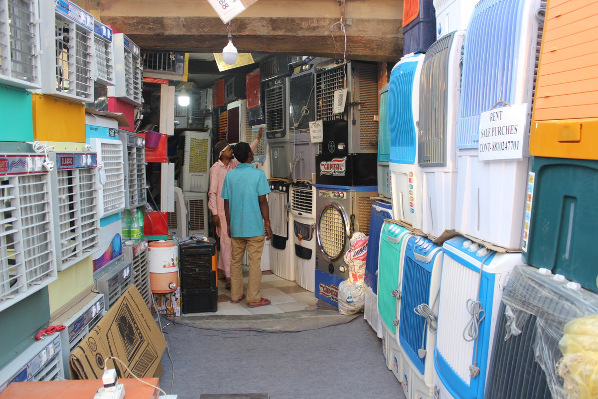 Vì nắng nóng gây khó khăn cho cuộc sống của nhiều người, một số người có thể mua hoặc thuê máy làm mát, điều hòa không khí và các thiết bị làm mát khác. Ảnh: Jazeera.