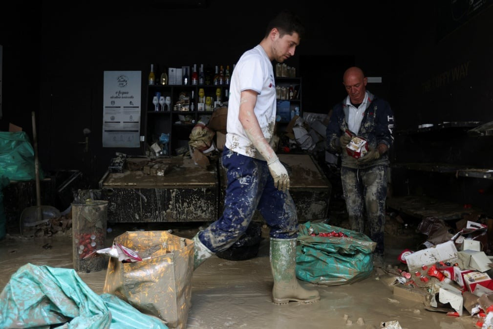 Một cửa hàng của người dân bị nước lũ nhấn chìm và để lại đầy bùn đất.