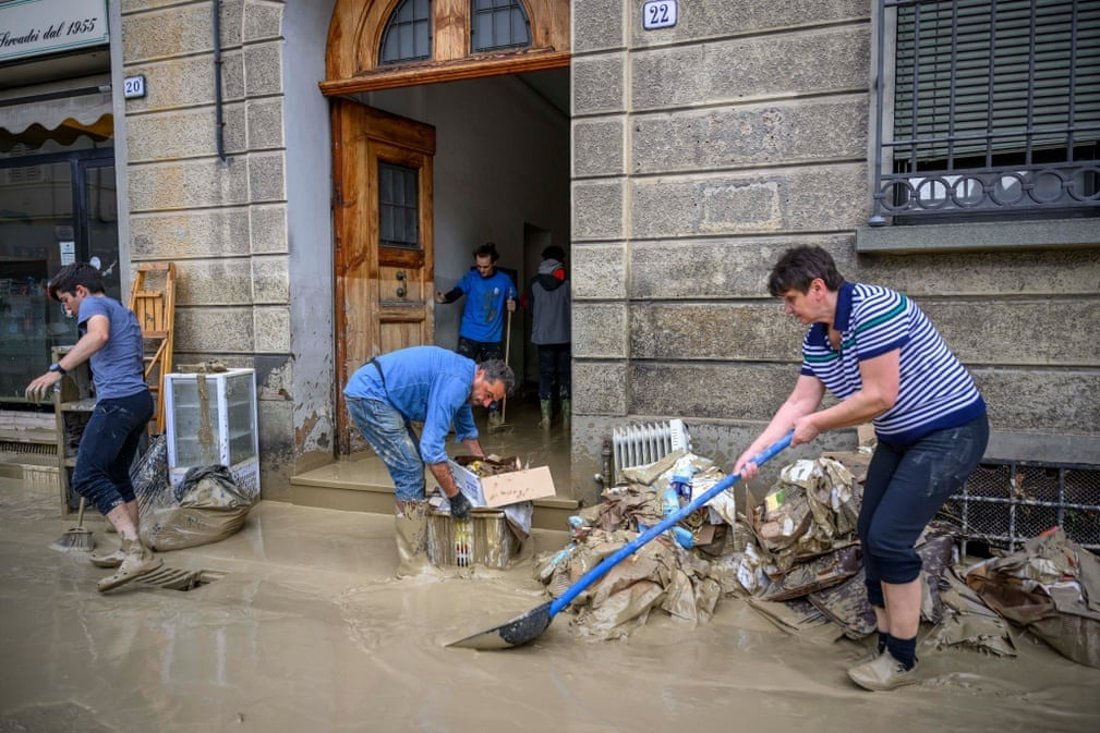 Nhà cửa của người dân đầy bùn đất sau khi trận mưa lụt kinh hoàng.