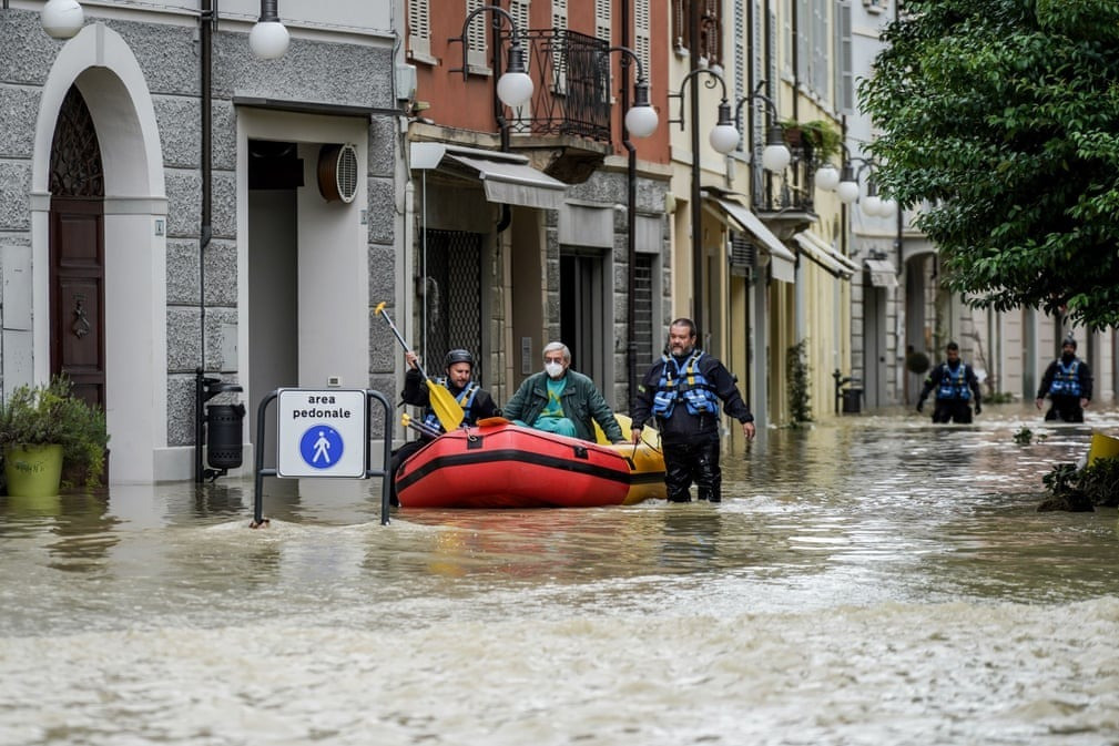 Rất nhiều người cao tuổi và người khuyết tật mắc kẹt trong nhà khi lực lượng cứu hộ làm việc dưới mưa suốt đêm trong trận lũ nghiêm trọng nhất tại Italy trong vòng 100 năm. Ảnh: Reuters.