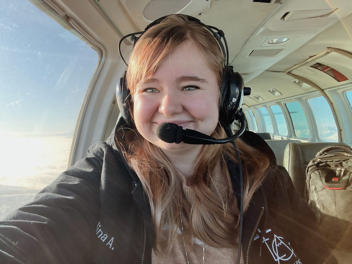 Cách duy nhất để đến ngôi làng xa xôi này là đi bằng máy bay cỡ nhỏ, không có đường xá kết nối với thế giới bên ngoài. Do điều kiện sống khắc nghiệt nên dân số ở đây chỉ khoảng 186 người, tăng lên khoảng 400 trong mùa du lịch.