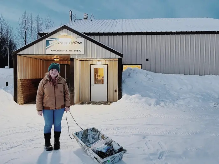 Ngoài ra, việc mua sắm và sử dụng, bảo quản thực phẩm tươi trong hoàn cảnh này là gần như không thể, nên cô thường ưu tiên thực phẩm đông lạnh, đóng hộp.