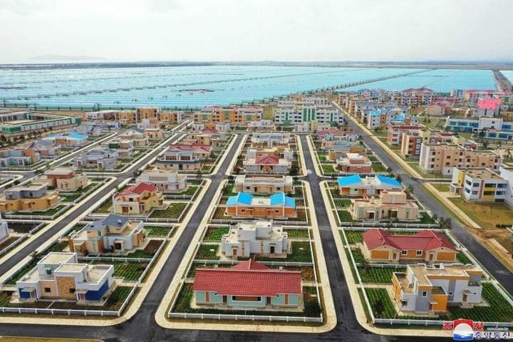 Nông trường Ryonpho là hệ thống trang trại nhà kính rộng tới 280ha được xây trên nền căn cứ không quân của Triều Tiên.