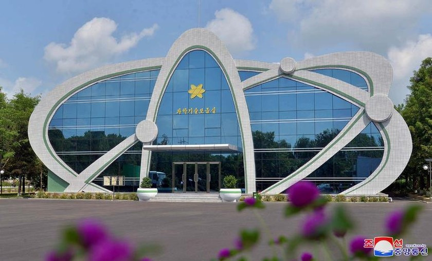 Mặt tiền được thiết kế ấn tượng tại trang trại đà điểu ở thủ đô Bình Nhưỡng.