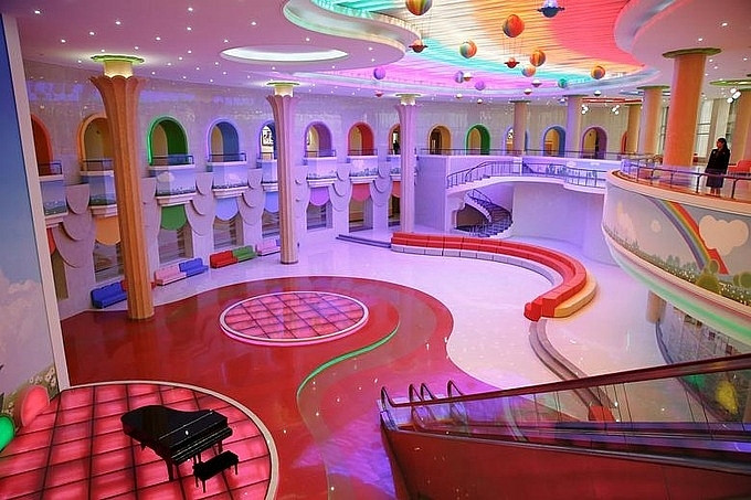 Nội thất màu mè nổi bật bên trong cung Thiếu nhi Mangyongdae ở Bình Nhưỡng. Ảnh: KCNA, Reuters.