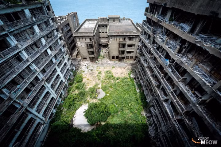 Ngày nay, Hashima chỉ còn lại những vế tích đổ nát, u ám. Khung cảnh hoang tàn của hòn đảo được chọn làm bối cảnh của nhiều bộ phim bom tấn như Skyfall, Attack on Titan.