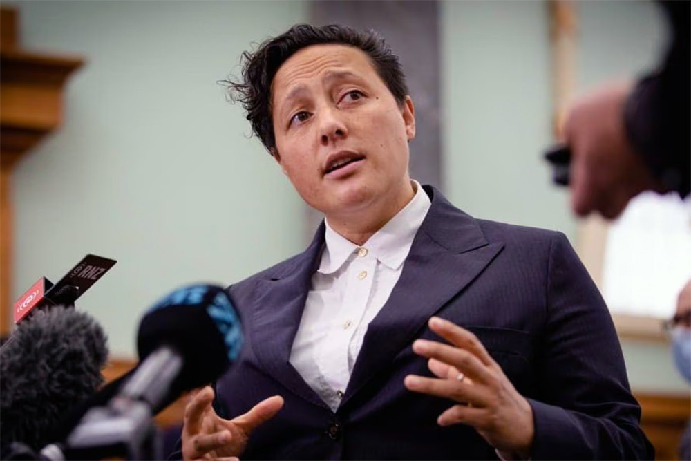 Bo truong Tu phap New Zealand mat chuc vi chong lenh canh sat sau dam xe