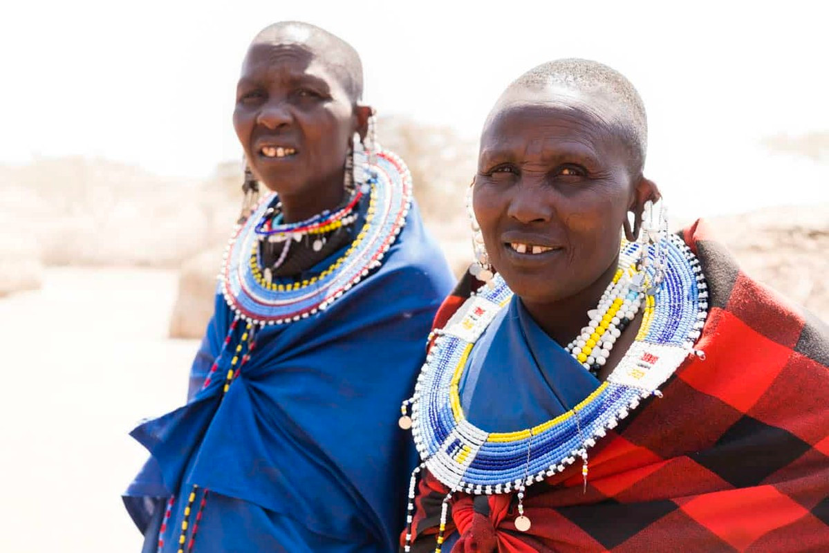 Để đánh dấu sự trưởng thành, nam giới bộ tộc Maasai sẽ nhổ một chiếc răng cửa và đeo khuyên tai. Nếu nam giới nào đến tuổi trưởng thành mà vẫn chưa thực hiện tập tục này thì sẽ không được coi là đàn ông thực thụ. Khi ấy, họ sẽ không thể cưới được vợ. Ảnh: IT.