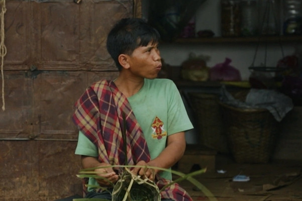 Ngoi lang ky la, nguoi dan goi ten nhau bang tieng... huyt sao