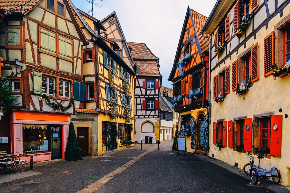 Khu phố cổ ở Colmar, Pháp: Khu phố cổ với những công trình kiến trúc có vẻ như không bị ảnh hưởng bởi thời gian. Các cấu trúc bằng gỗ đầy màu sắc, ẩn chứa nét thẩm mỹ của người Alsatian.