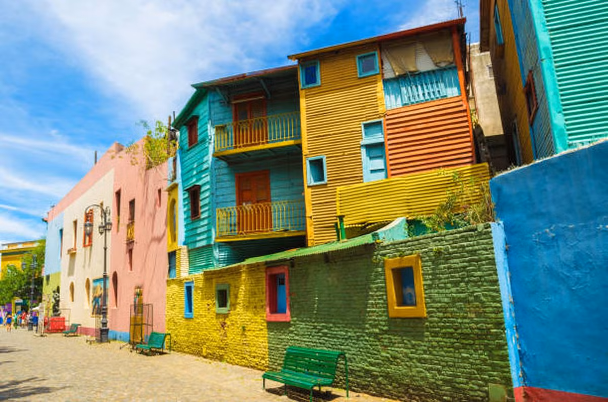 Đường La Boca ở Buenos Aires, Argentina: Dù không nằm ở trung tâm nhưng La Boca luôn thu hút sự chú ý và được nhiều khách du lịch bởi cả thị trấn nhỏ này đều ngập tràn trong màu sắc rực rỡ.