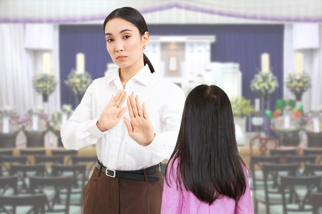 Mẹ cấm con gái dự đám tang bố vì “phải làm bài tập về nhà” Me cam con gai du dam tang bo vi “phai lam bai tap ve nha”