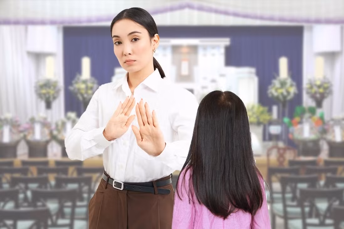 Me cam con gai du dam tang bo vi “phai lam bai tap ve nha”