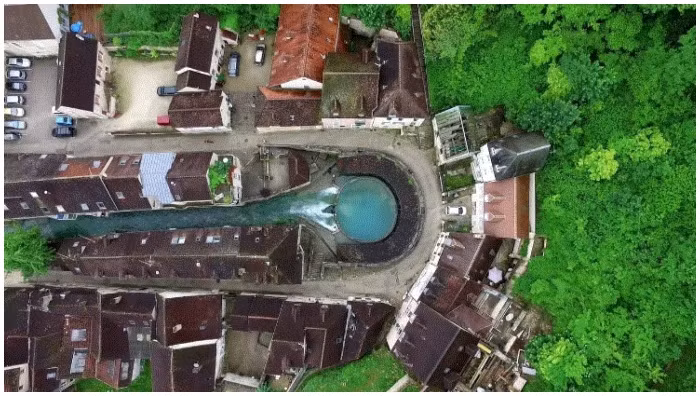 Bi an dong suoi ngam linh thieng o Phap khong ro nguon-Hinh-3