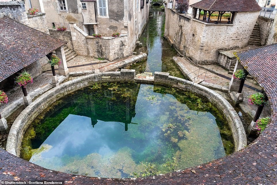 Bi an dong suoi ngam linh thieng o Phap khong ro nguon-Hinh-2