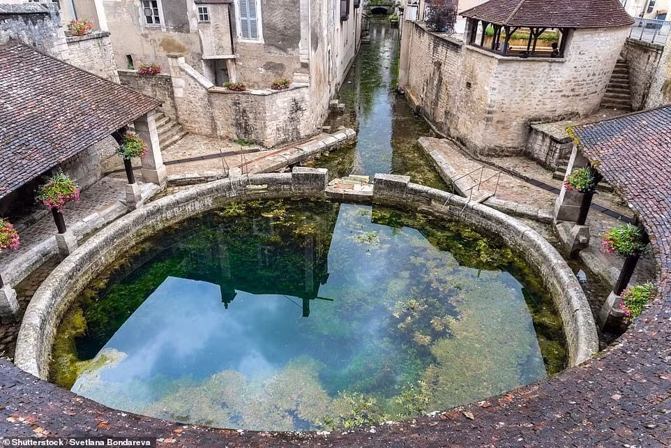 Bi an dong suoi ngam linh thieng o Phap khong ro nguon-Hinh-2