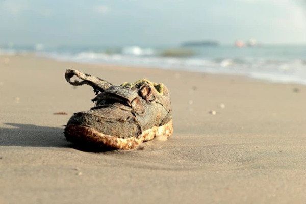 Bi an chiec giay co ban chan ben trong dat vao bai bien