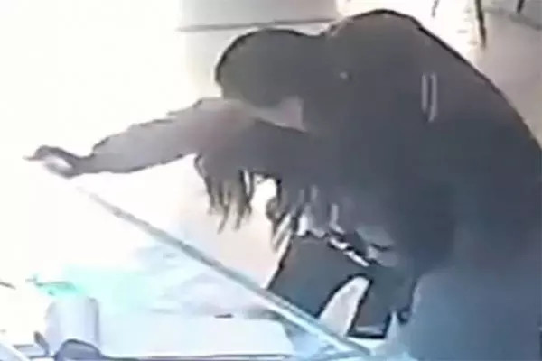 Chồng bạo hành vợ tại cửa hàng vì cô muốn mua điện thoại 3 triệu Chong bao hanh vo tai cua hang vi co muon mua dien thoai 3 trieu