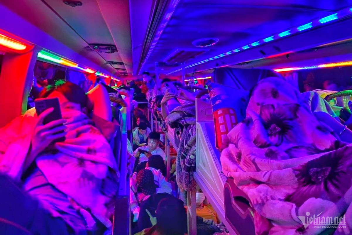 Chua den nghi le 30/4, hang loat o to bi xu phat loi 'nhoi nhet' khach-Hinh-2