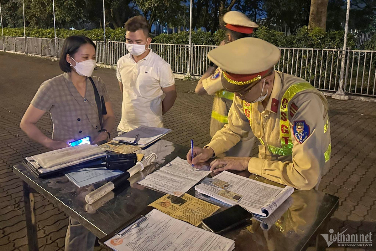 Chua den nghi le 30/4, hang loat o to bi xu phat loi 'nhoi nhet' khach-Hinh-3