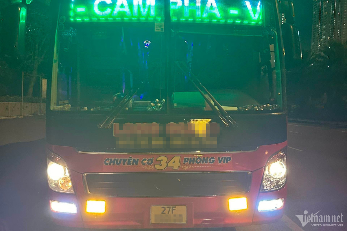 Chua den nghi le 30/4, hang loat o to bi xu phat loi 'nhoi nhet' khach